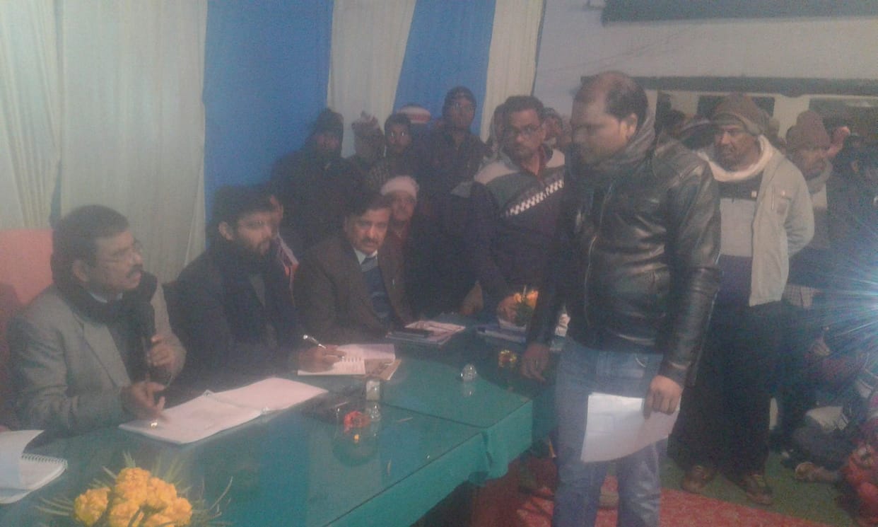 तीन कर्मचारी निलंबित, ठेकेदार पर एफआईआर के निर्देश