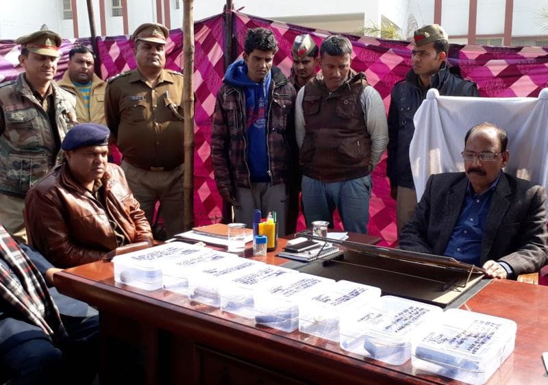 शातिर अपराधियों से बरामद किए दर्जन भर हथियार