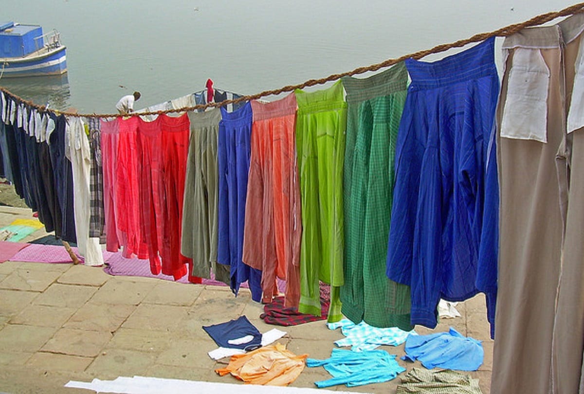 kumbh 2019ः clothes being washed free in kumbh mela prayagraj