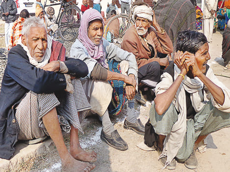 खिली धूप का आनंद लेते ग्रामीण।