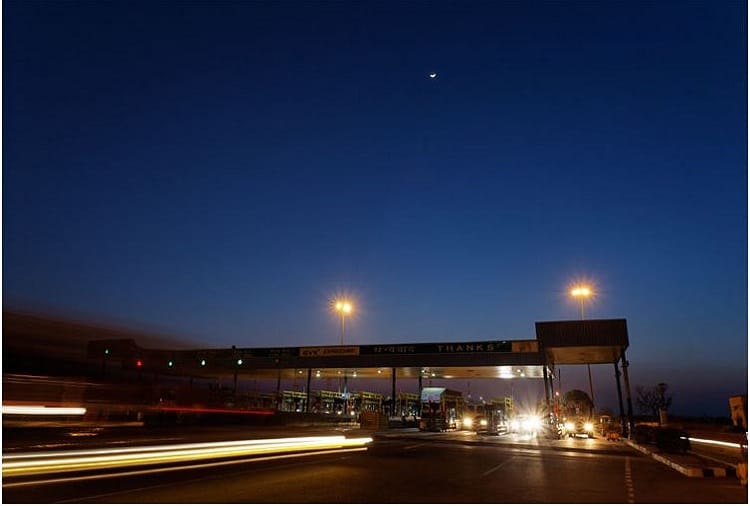 centre to make over six lane highway to 8 lane here 