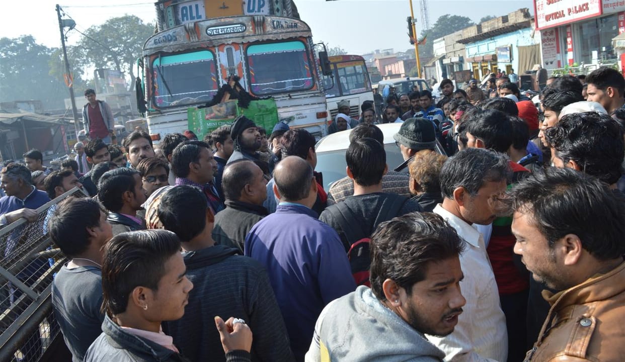 After the collision of the car by truck, the commotion, crossroads jammed