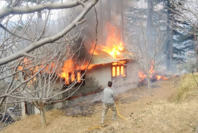 Three houses gutted in fire in anni kullu