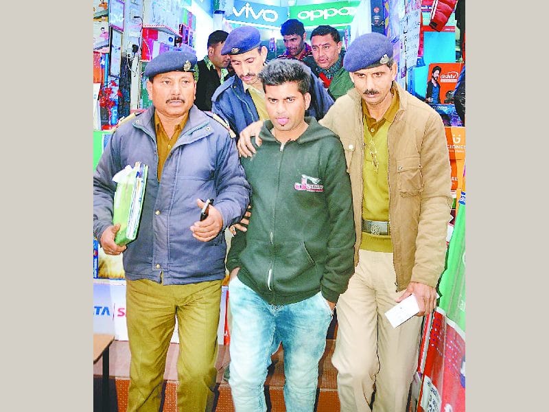 कार के शीशे तोड़ उड़ाए सवा चार लाख के 19 मोबाइल फोन