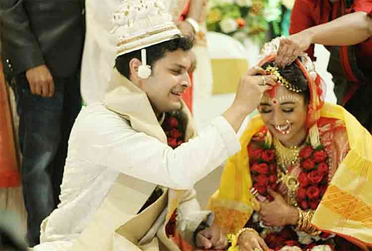 hate story actress paoli dam went for honeymoon and saved by helicopter
