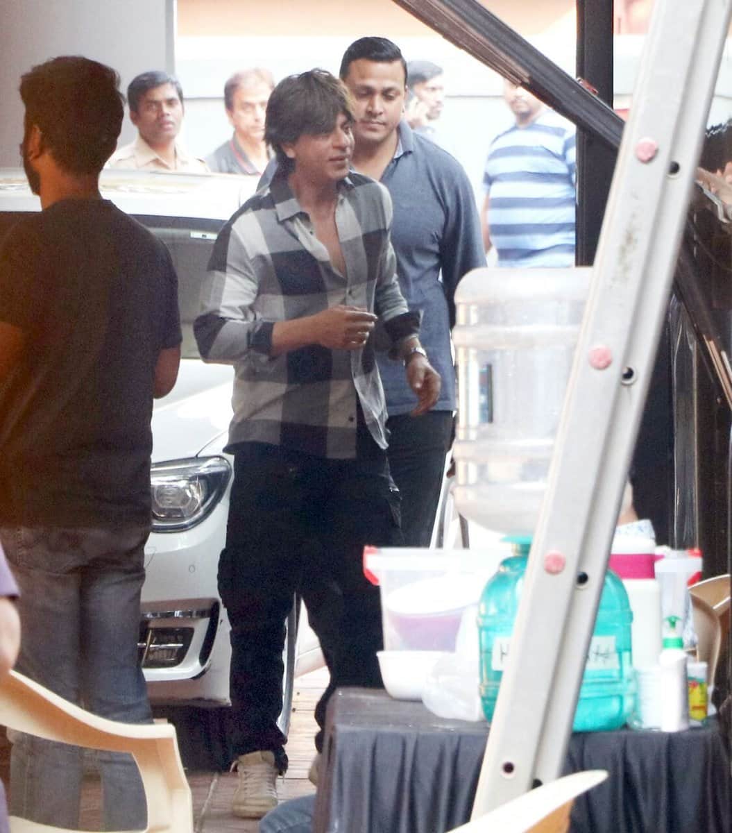 shah rukh khan next movie zero leak pictures on the sets