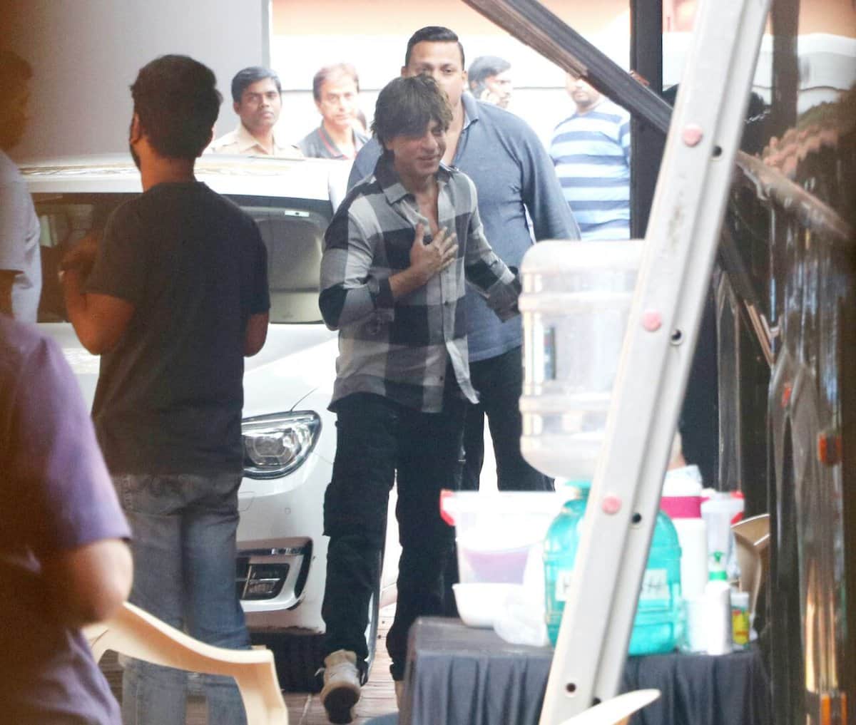 shah rukh khan next movie zero leak pictures on the sets