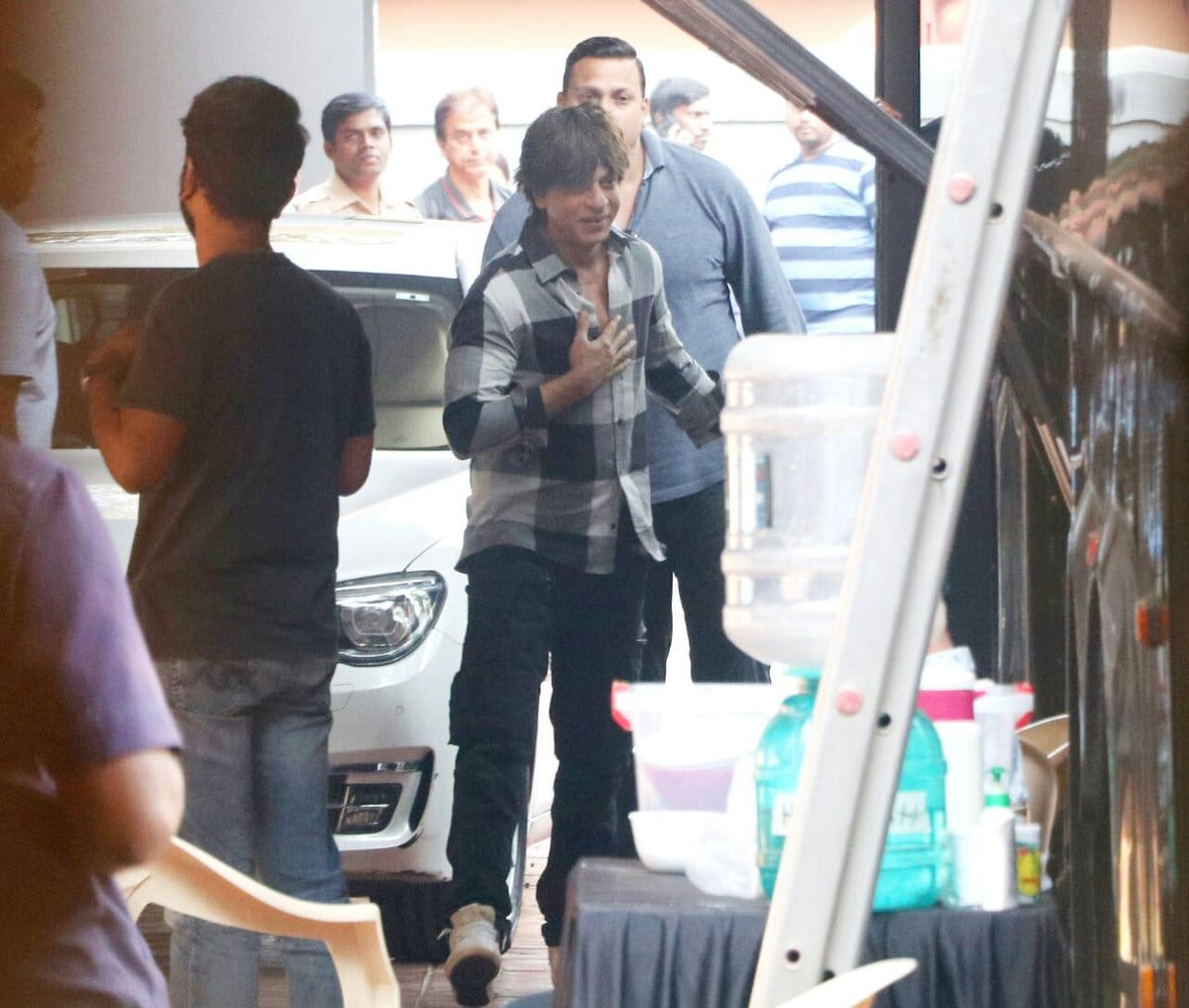 shah rukh khan next movie zero leak pictures on the sets
