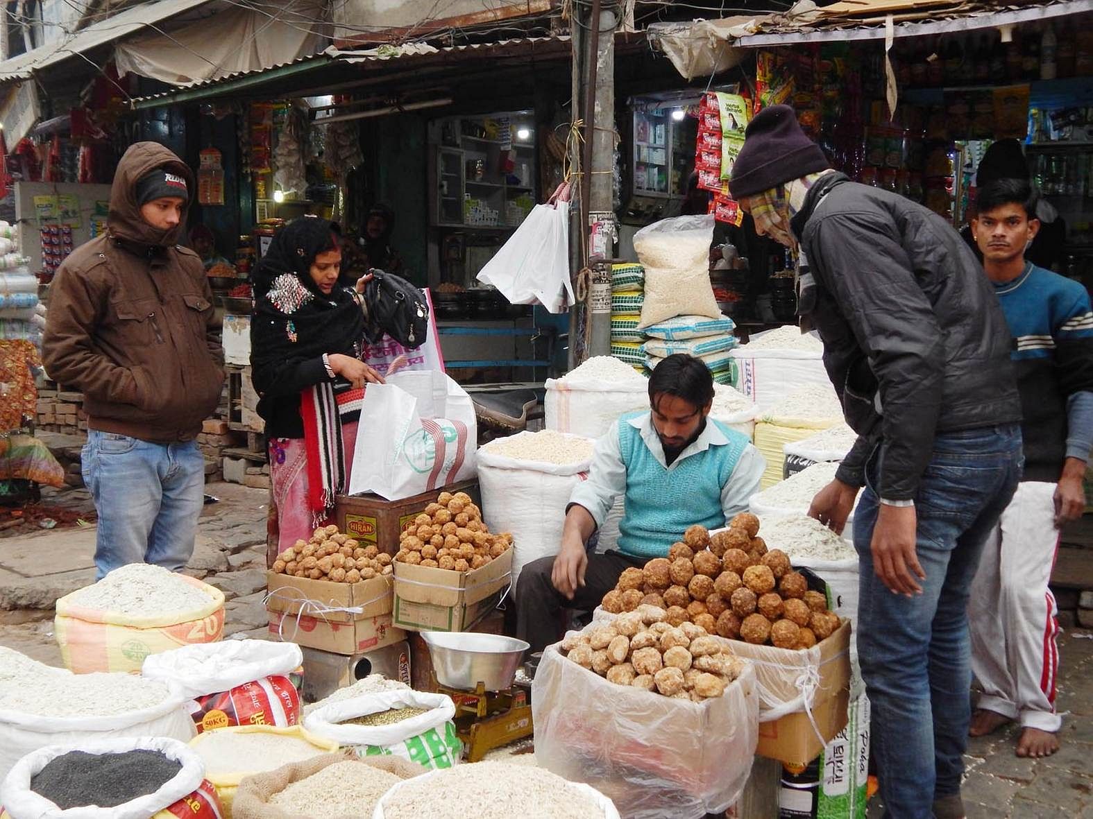 मकर संक्रांति के लिए गुड़, तिल आैर तिलकुट की  खरीददारी करते लोग।