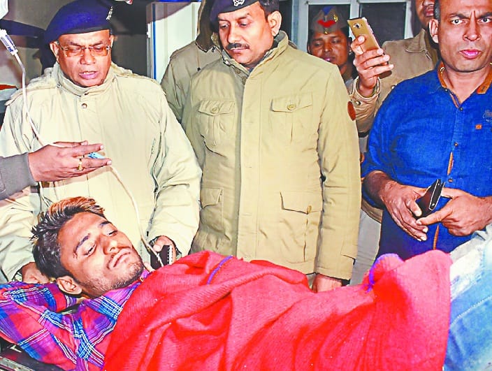 car se hi police par shuru kar di fireing