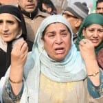 प्रदर्शन के दौरान रोती बिलाल की माँ