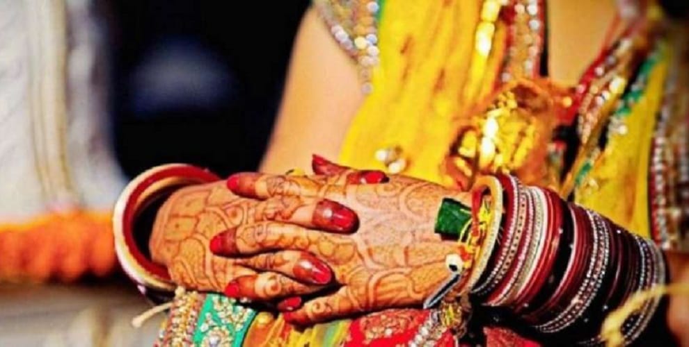 newly wed woman ran away with her lover in front of her husband  In Munger