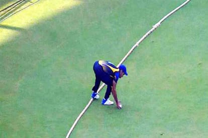 two run win for Karnataka over hyderabad in controversial circumstances