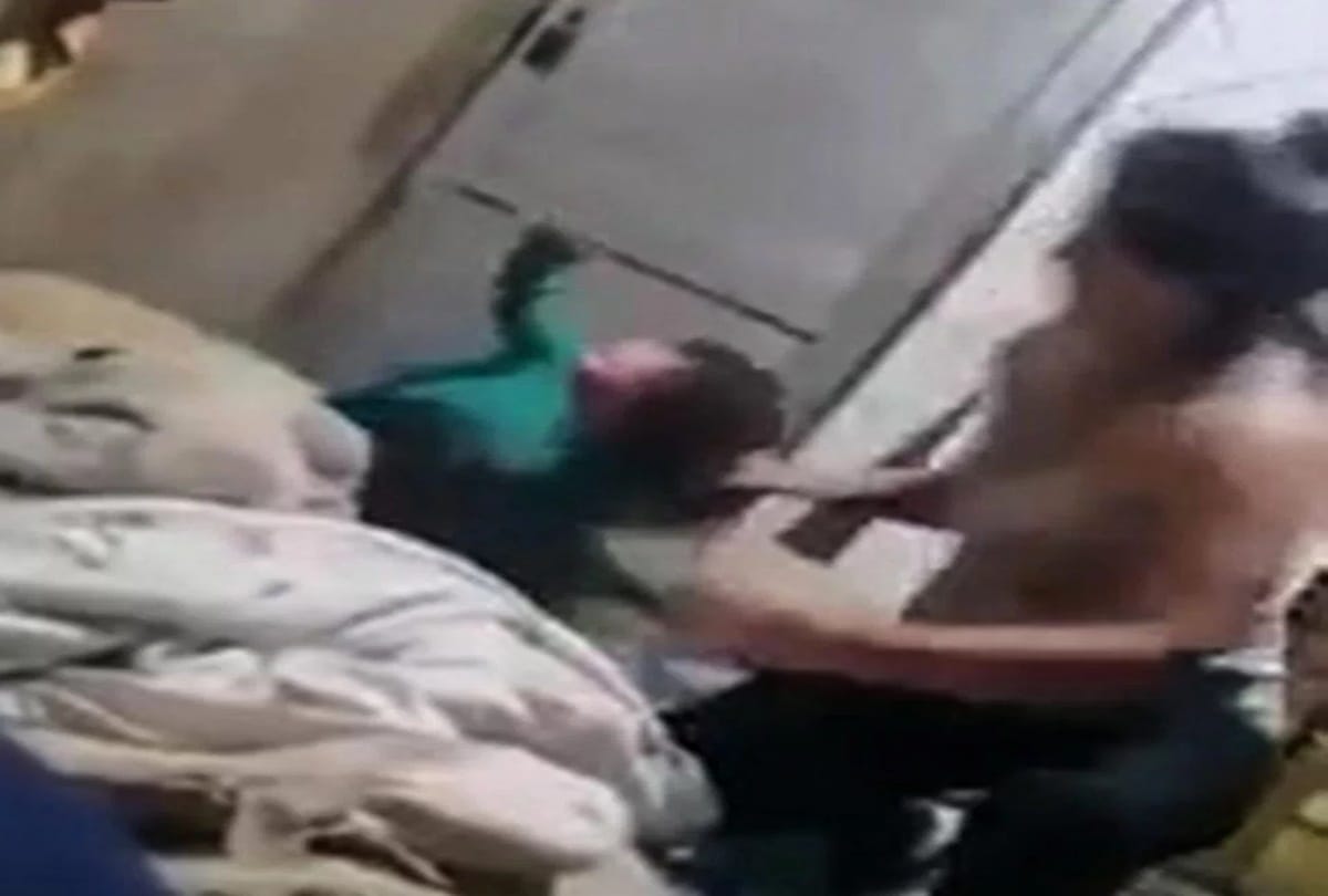 Cruel mum lifts her 3 year old daughter by her hair then brutally kicks her