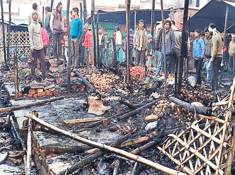 Shop more than 50 shops by fire in Lakhan vegetable market