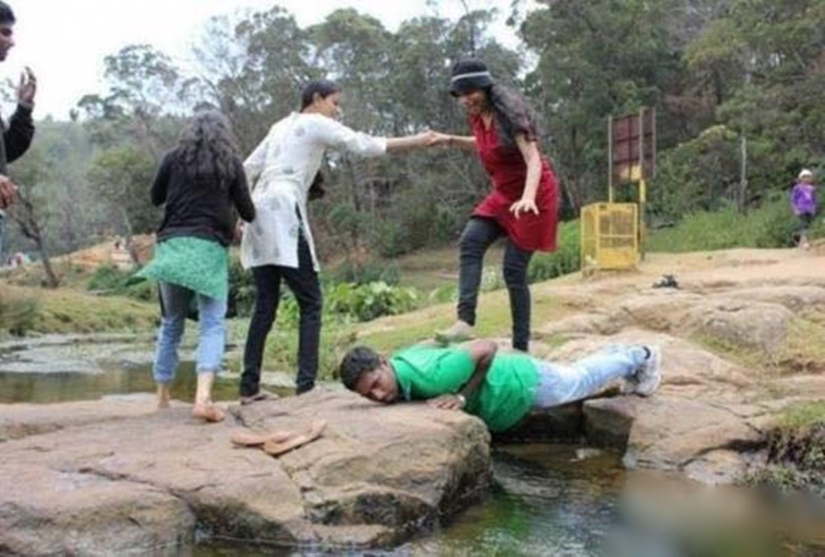 Just have a look These Five pictures you can not be stop to laugh