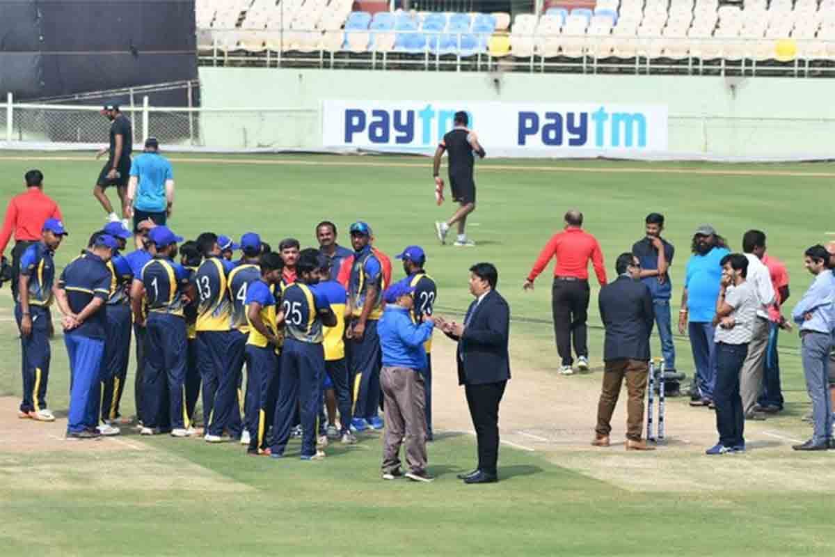 two run win for Karnataka over hyderabad in controversial circumstances