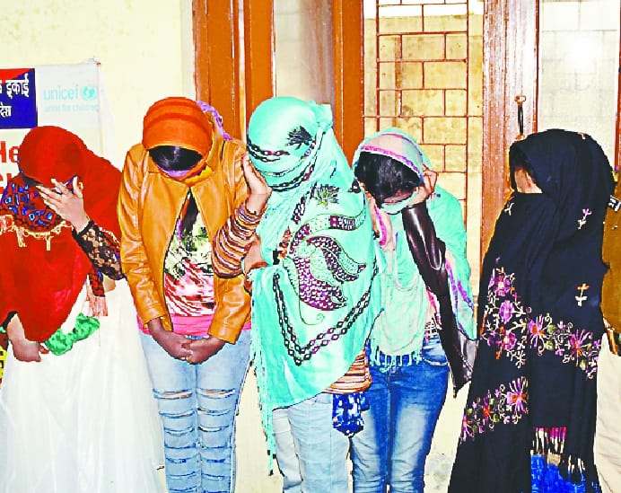 kabaari baazaar se chaar kishori mukt karaai