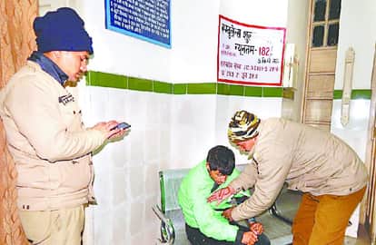 नैनीताल देर रात में झील में कूदा् युवक को बीडी पांडे जिला अस्पताल लाती पुलिस। 