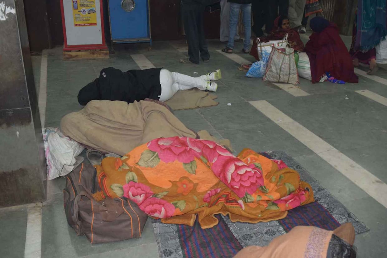 Food is not available in the night shelters of the corporation in gurugram and migrants are facing problems