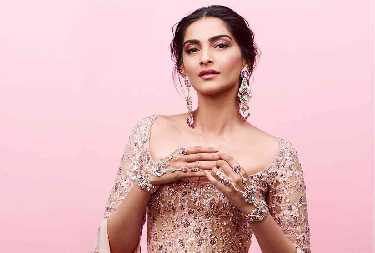sonam kapoor tweet on foam mattresses boyfriend get shocked