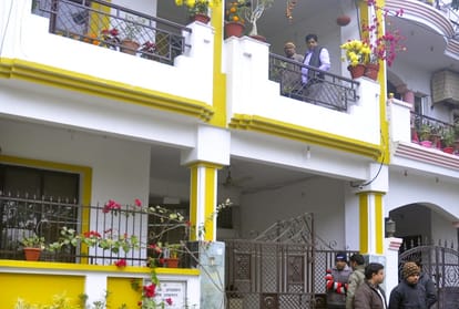A doctor commits suicide in vipulkhand in lucknow.