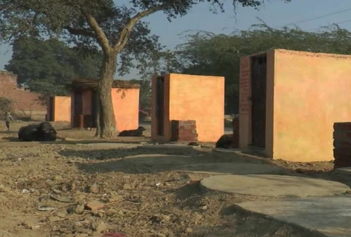 100 toilets in Etawah's Kripalpur painted saffron 