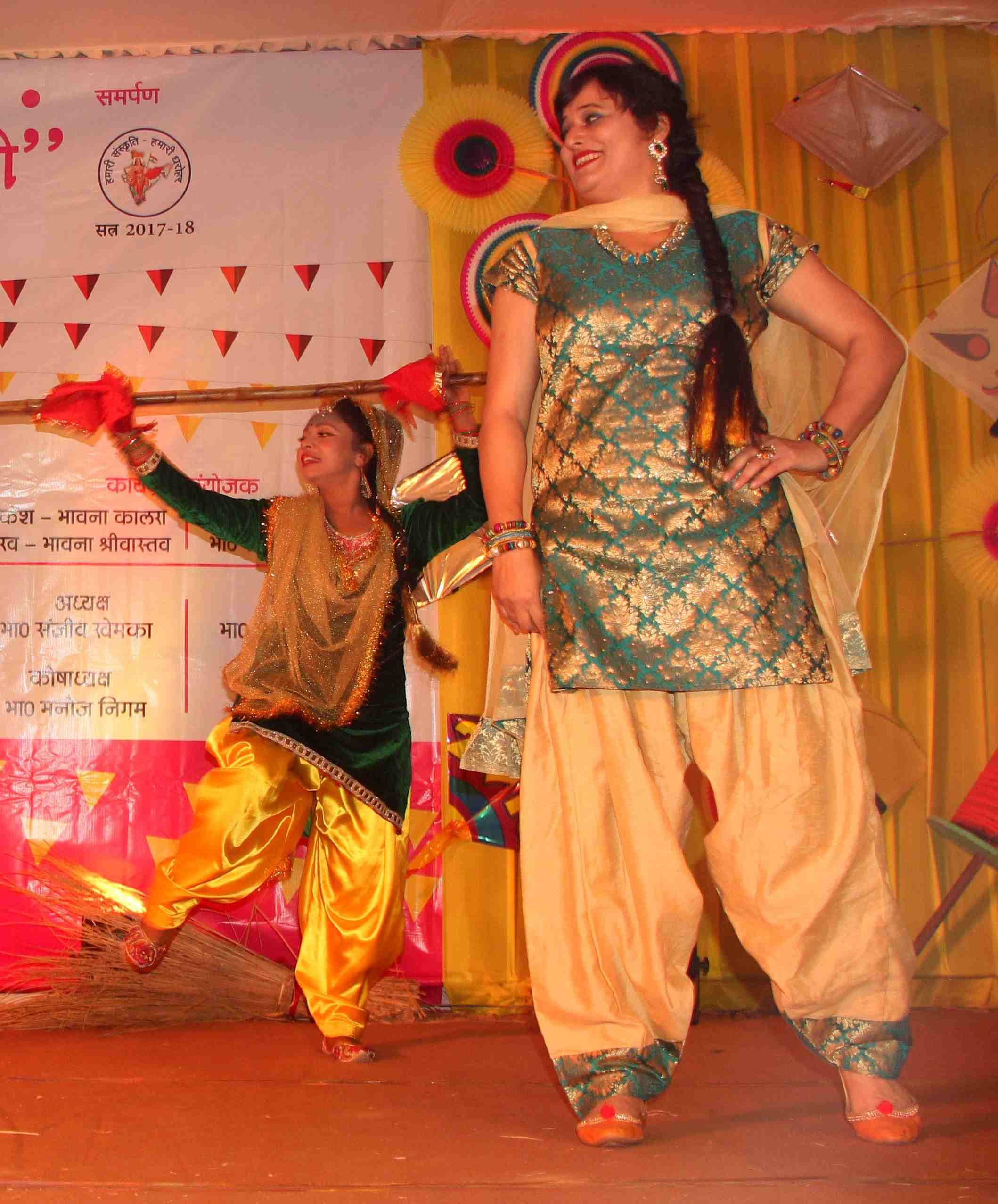 Lohri celebrated with fun in varanasi