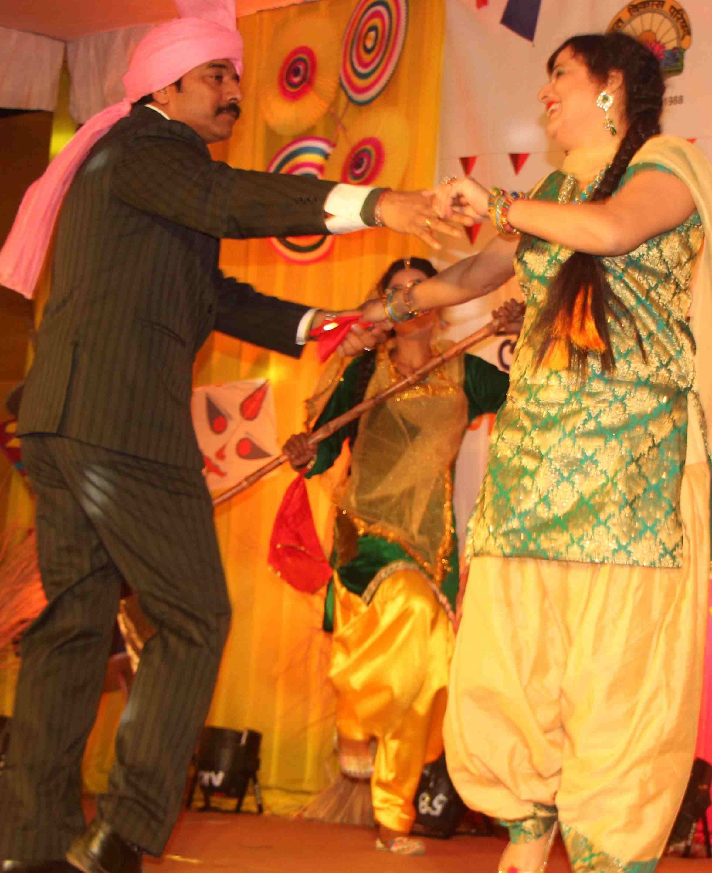 Lohri celebrated with fun in varanasi