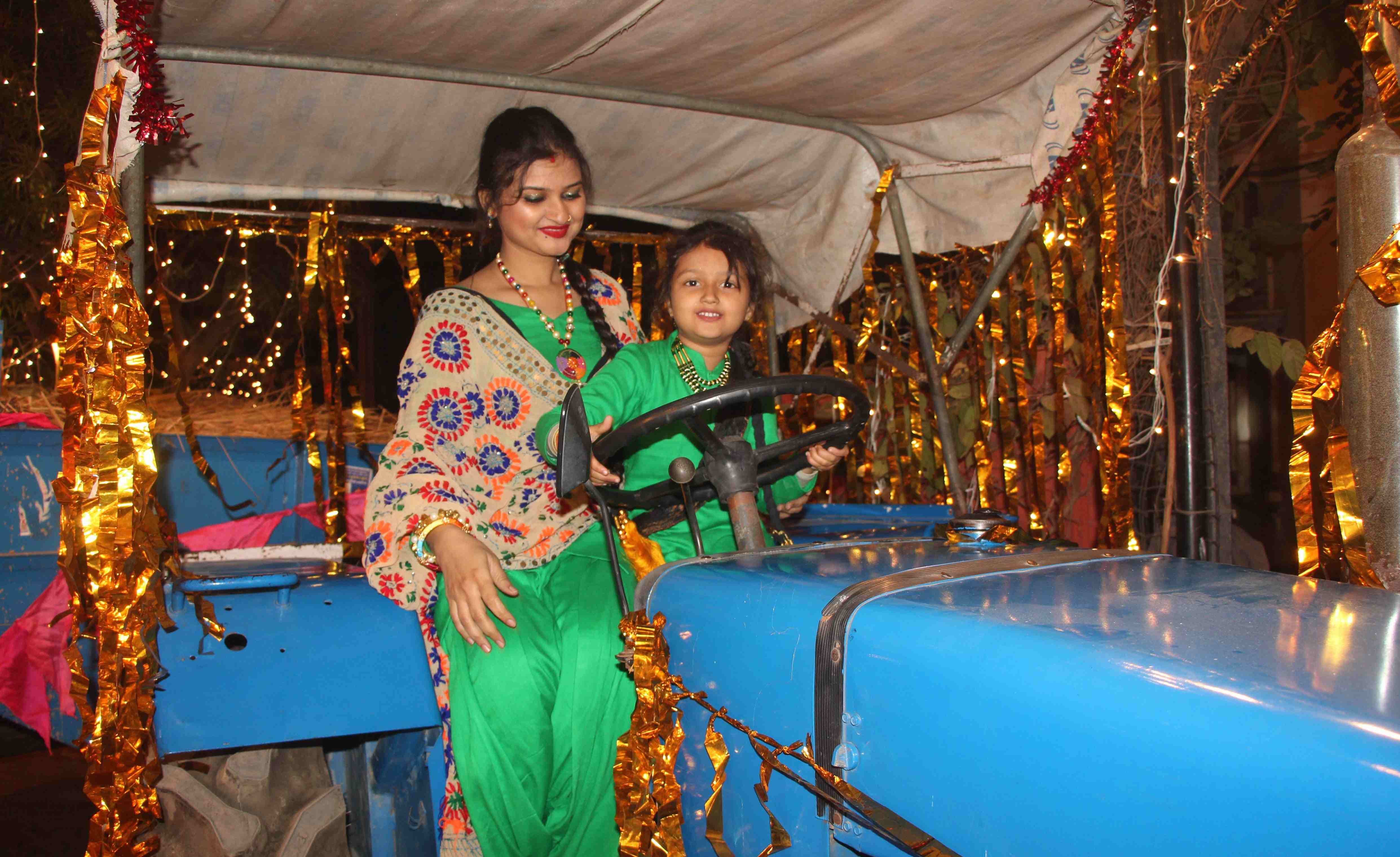 Lohri celebrated with fun in varanasi
