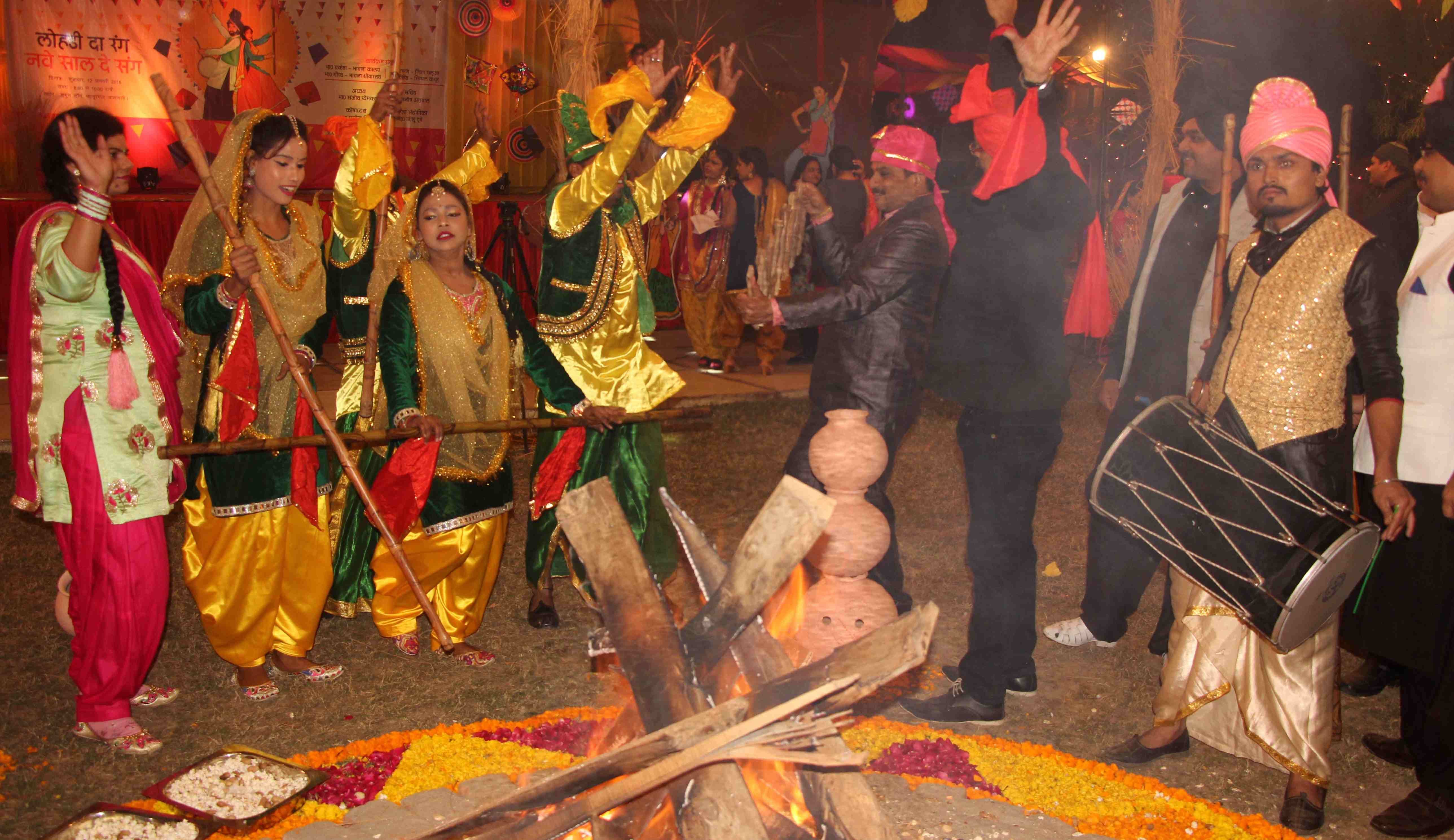 Lohri celebrated with fun in varanasi
