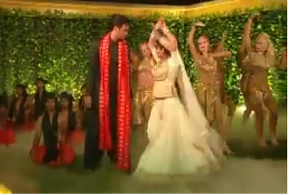 bigg boss 11 contestant shilpa shinde and vikas gupta perform naagin dance