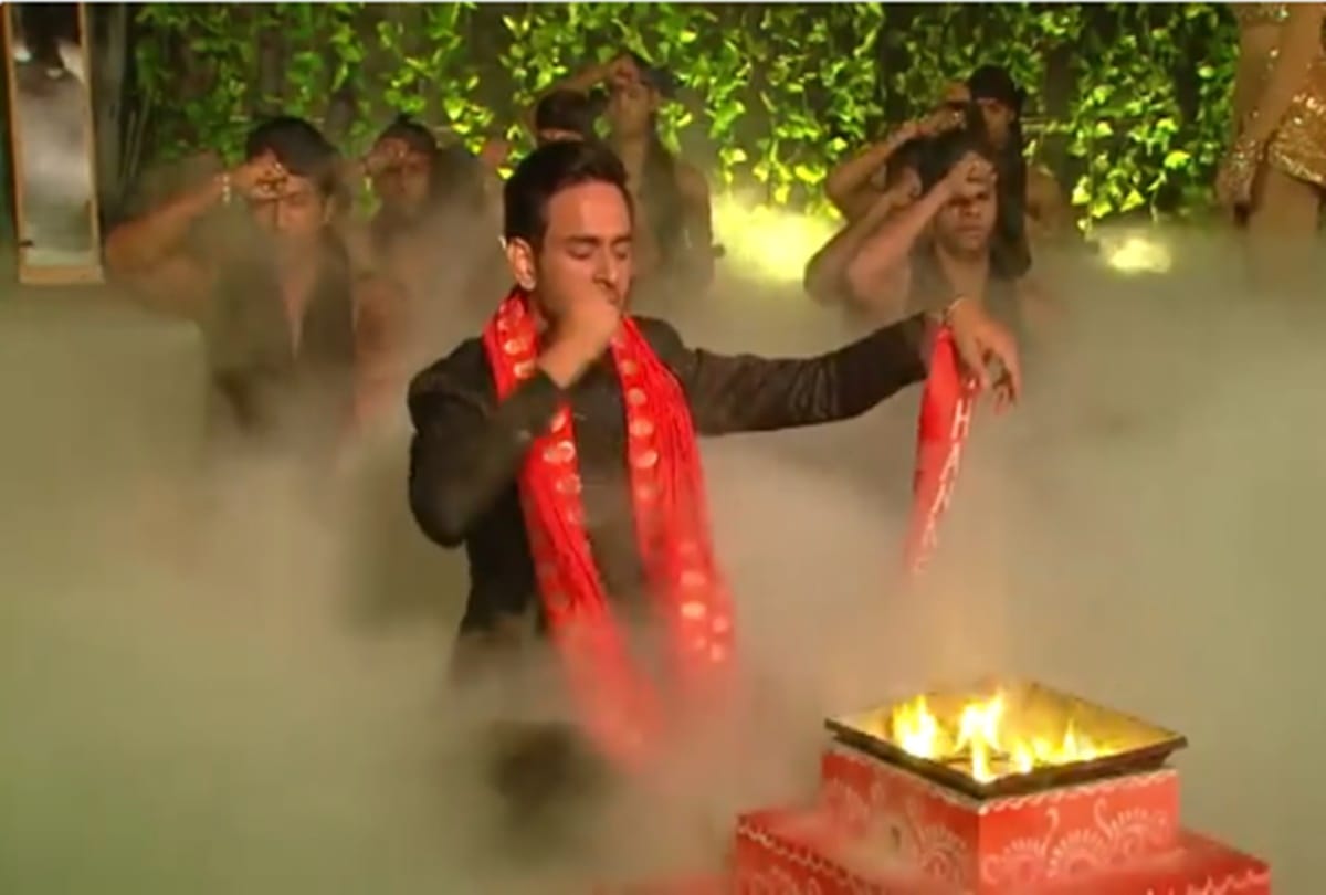 bigg boss 11 contestant shilpa shinde and vikas gupta perform naagin dance