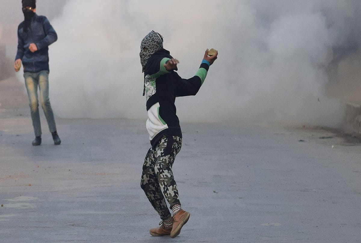 stone pelting on security forces in kashmir valley on jrl shutdown