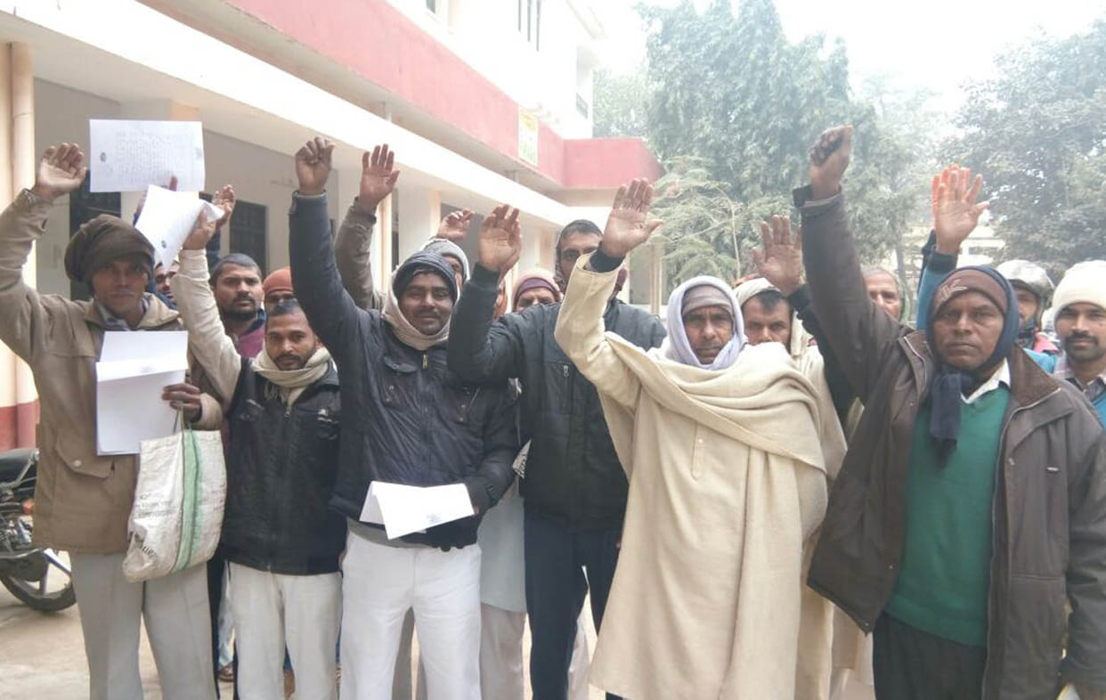 ऋण माफी से वंचित किसानों ने घेरा तहसील