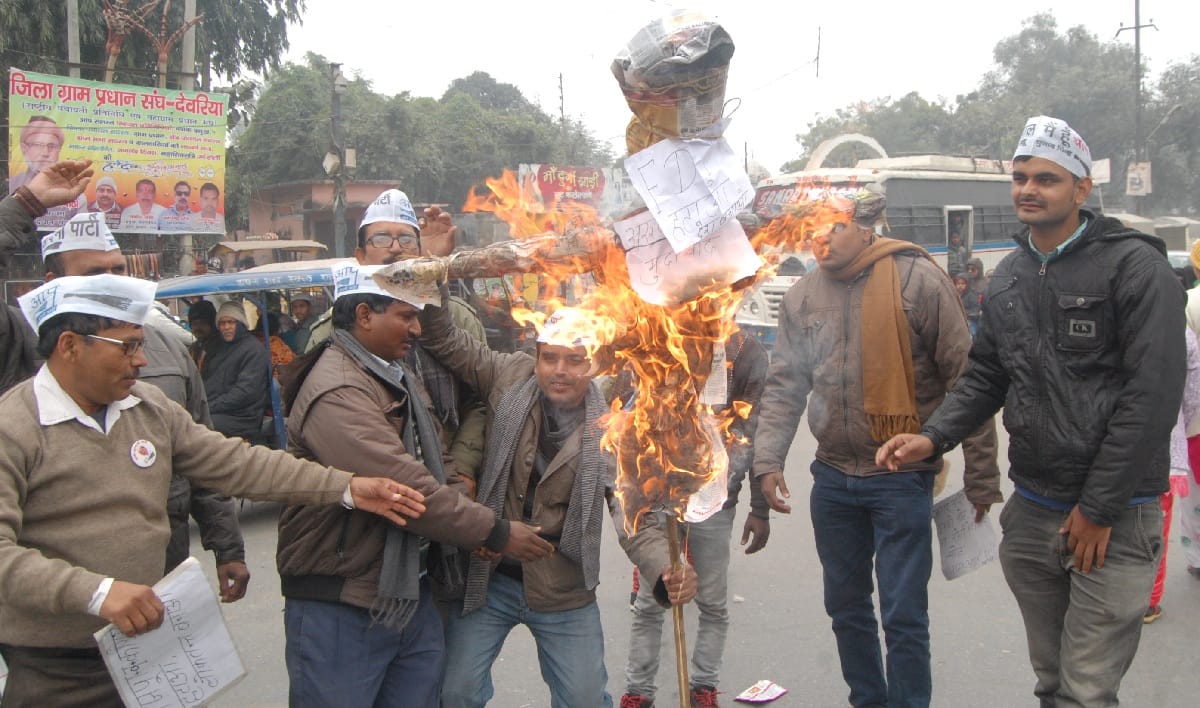 आप ने केंद्र सरकार की नीतियों के खिलाफ फूंका वित मंत्री का पुतला