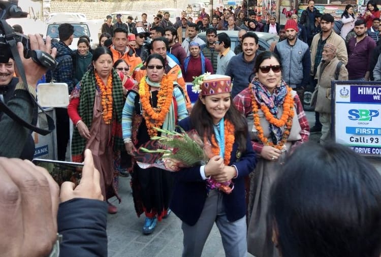 international skiing champion Aanchal Thakur warm welcome in Manali