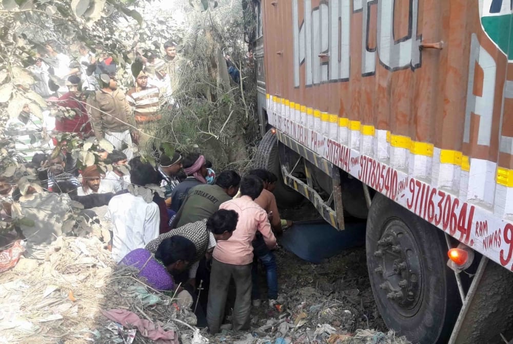 husband and wife died after accident in mainpuri