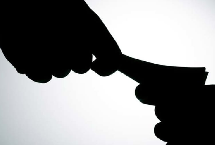 man ate poison after policeman asked for bribe news in Hindi
