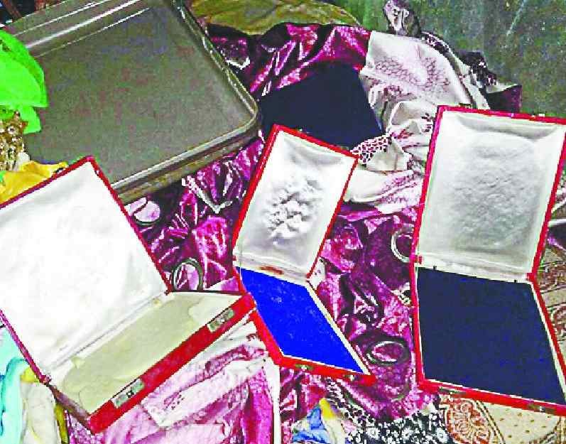 Stolen millions of rupees from two houses in Manukuan