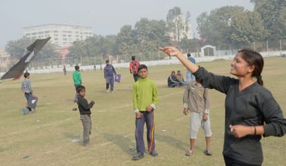 Girl fly kites and gave saving daughter message