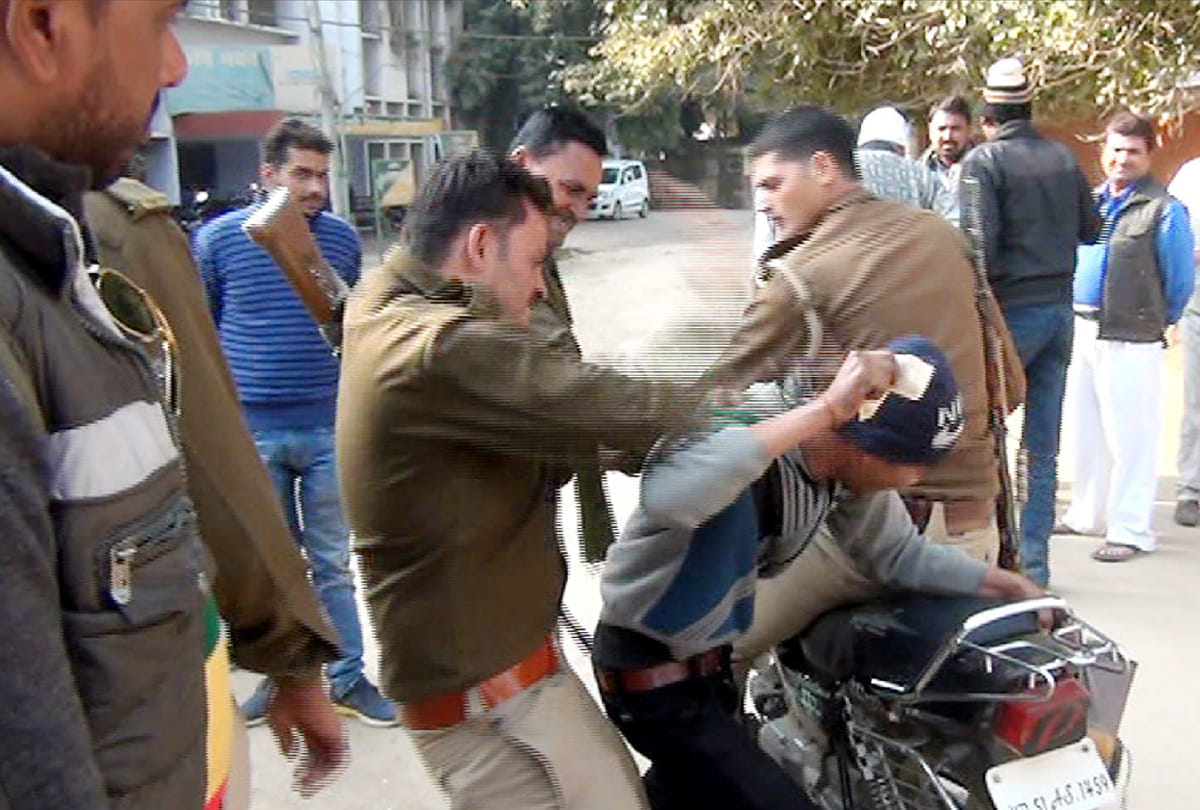 police brutally beat an accused in hamirpur