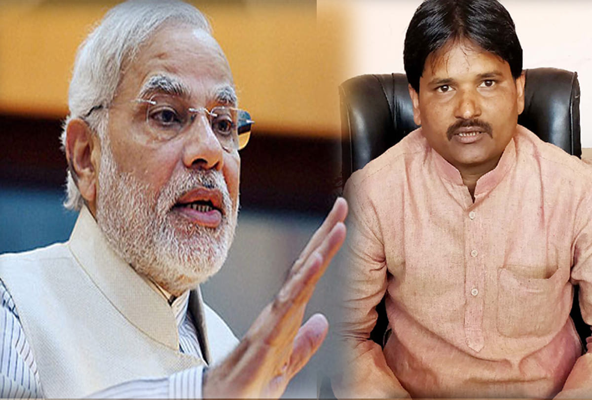 samajwadi leader said PM wants to establish dictatorship in country