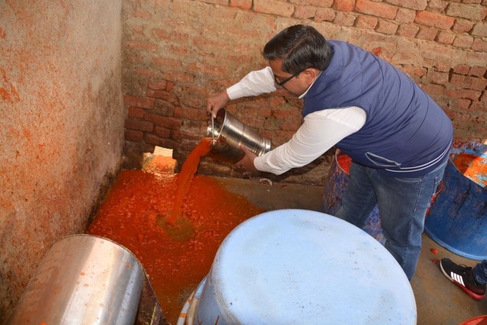Dangerous synthetic color in tomato and soybean sauce