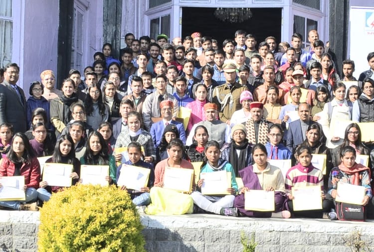 acharya devvrat distributed scholarship award to meritorious student