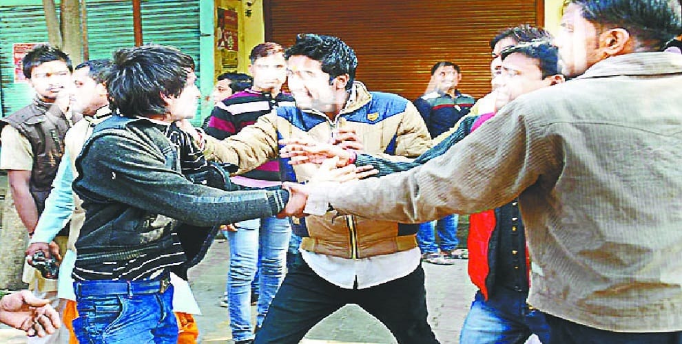 शादीशुदा प्रेमिका के घर अापत्तिजनक अवस्था में पकड़ा युवक, पिटाई के बाद पुलिस को सौंपा