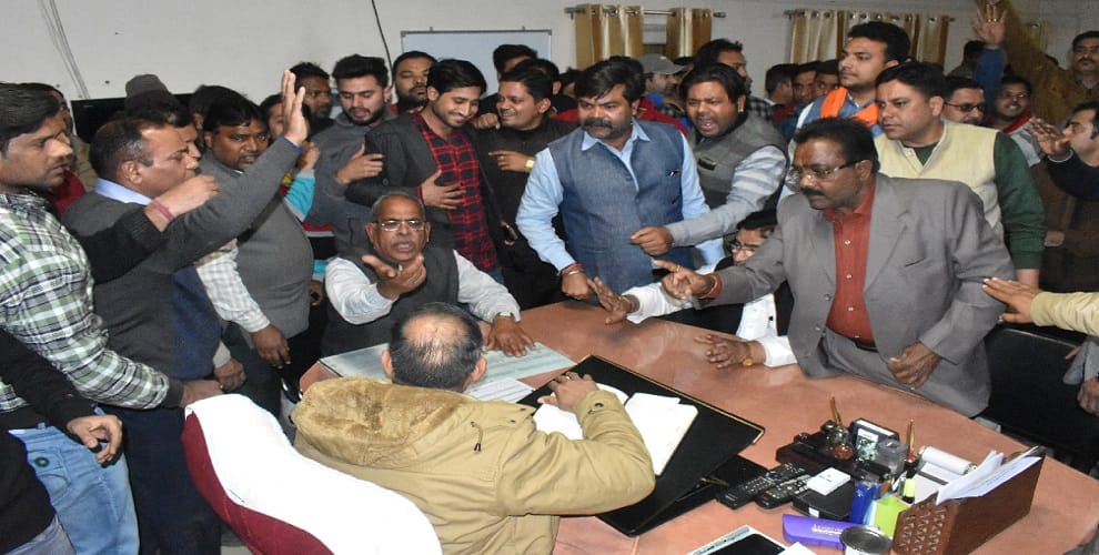 Forgot the honor of the intoxicated law of power, BJP openly threatens to SP