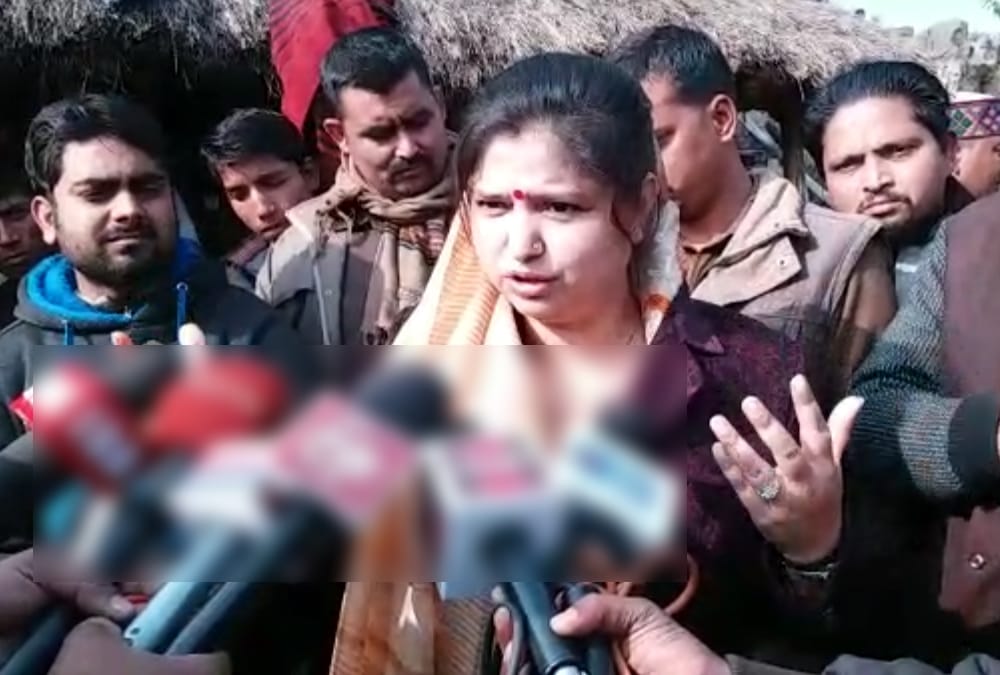 MP priyanka rawat met with barabanki Poisonous liquor victim family