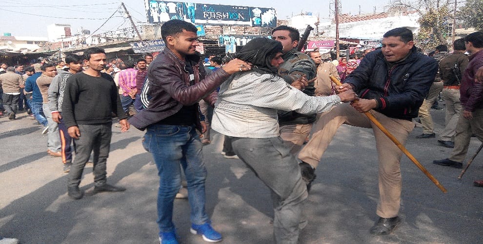 कोर्ट के बाहर पत्नी ने पति को  पीटा