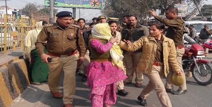 A man dead by electric sock, dead body on road, police lathicharged 